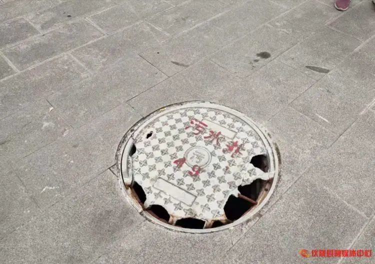 温馨提示:司机师傅在行车中,尽量避开井盖,不要来回碾压,共同爱护公共
