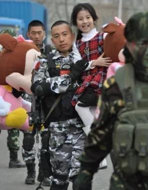 谷智鑫:34岁拍戏坠马瘫痪,女友照顾他8年,今儿女双全