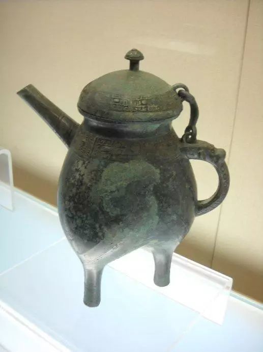 商代晚期青铜盉 瓿(bù),罍(léi),壶都是盛酒器或盛水器.