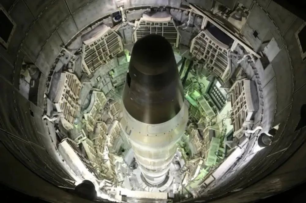 美国导弹发射井爆炸,740吨井盖炸飞,900万吨级核弹冲向天空