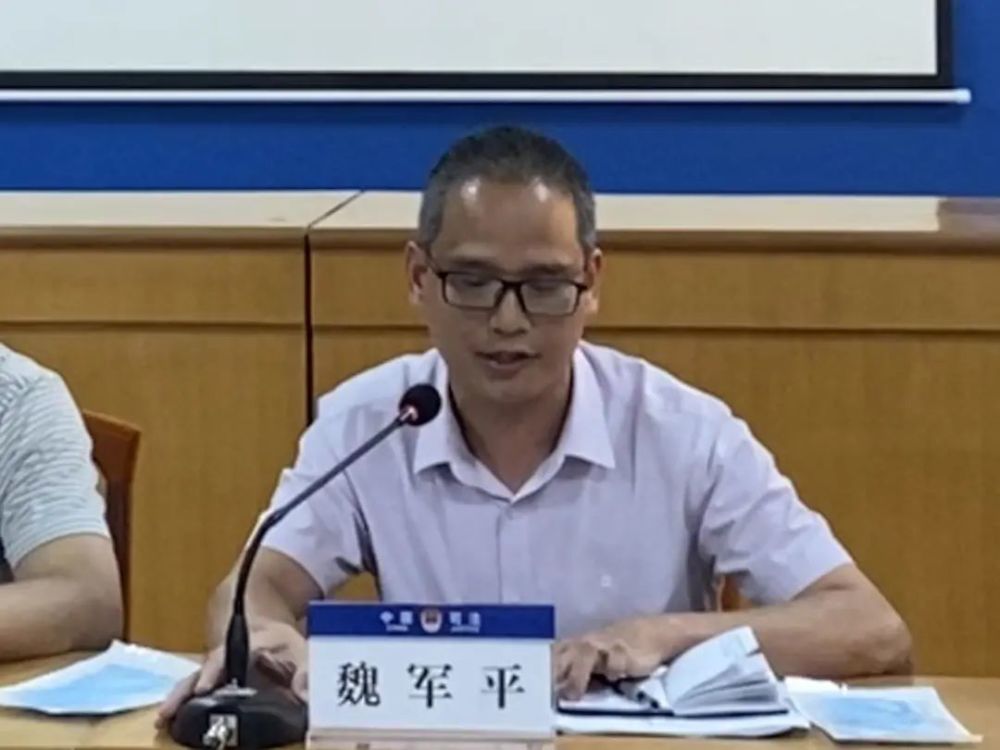 魏军平组长对10位新招录公务员进行廉政谈话,提出了四点要求 一是
