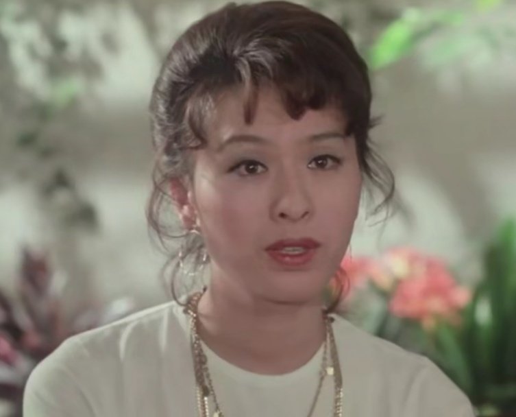 栗原小卷40年前的秋装可真绝呀白衬衫高腰裤美得永恒又迷人