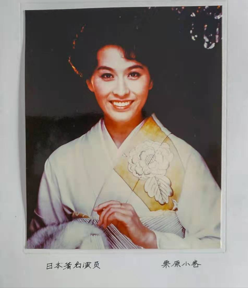 栗原小卷40年前的秋装可真绝呀白衬衫高腰裤美得永恒又迷人