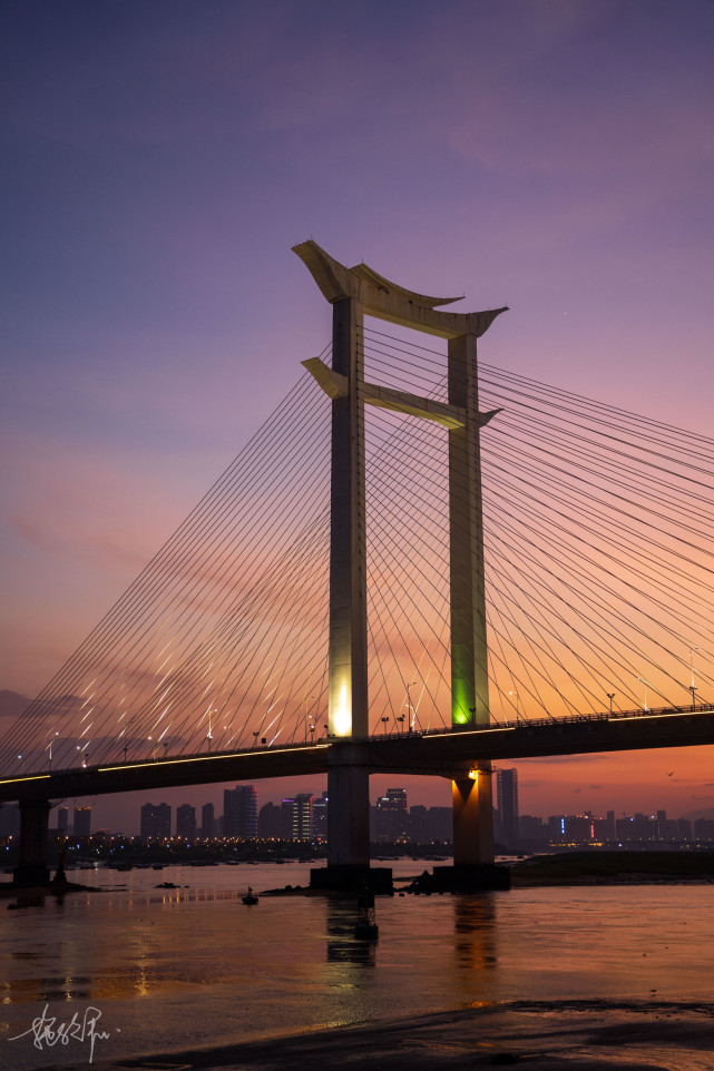 晋江大桥连接泉州与晋江石狮的交通要道日落十分美丽