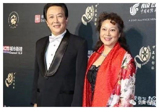 老戏骨唐国强:借妻上位,前妻自杀气死岳父,今娶小12岁