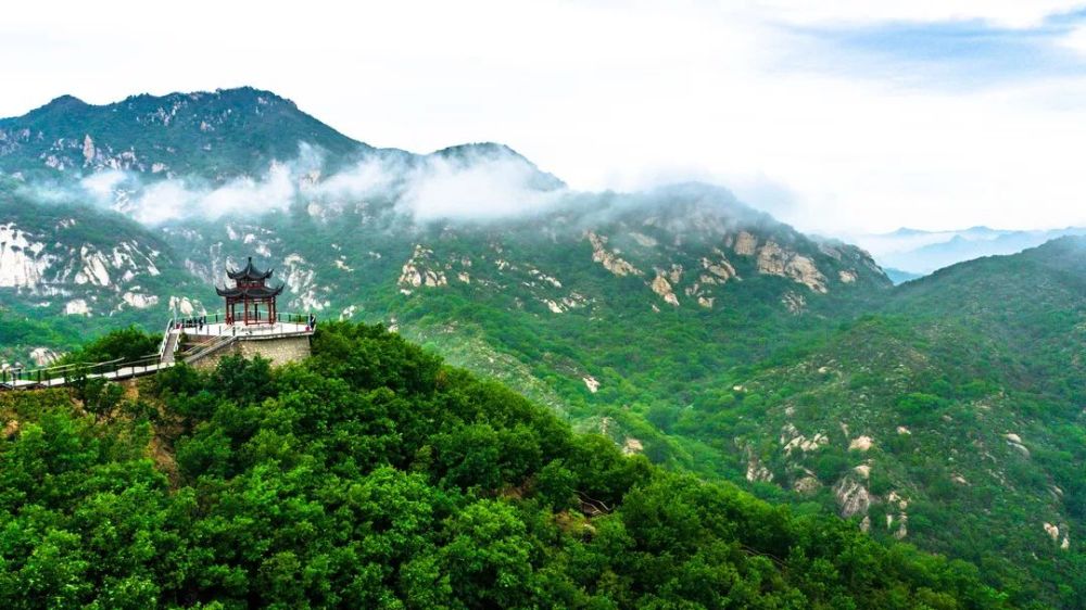北京云蒙山风景区位于北京市密云区,包含云蒙山青空岭和云蒙山黑龙潭