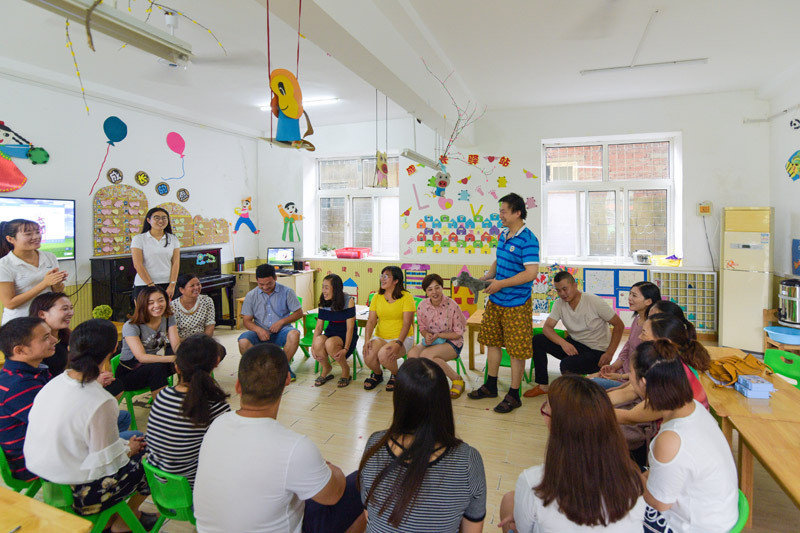 第一次幼儿园家长会,老师就问:你们能为学校贡献什么,引家长不满