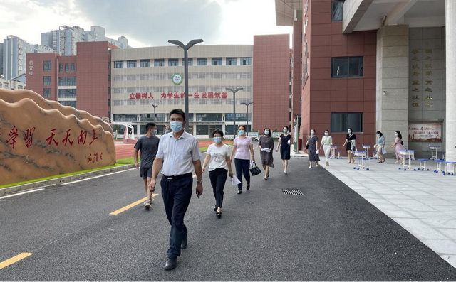 驻马店市二中——秋季开学新生资格审核工作平稳有序