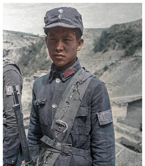 年轻的八路军战士,手拿日本三八式步枪,抗日战争时期,中国因为武器不