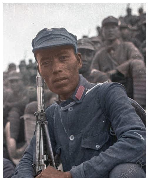 身体略显单薄的八路军小战士拿的也是日本三八式步枪年轻的八路军战士