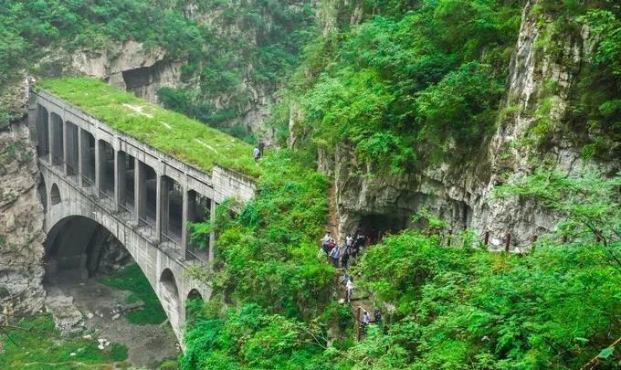 一线天桥是成昆铁路关村坝车站和长河坝车站间,跨越老昌沟的一座铁路