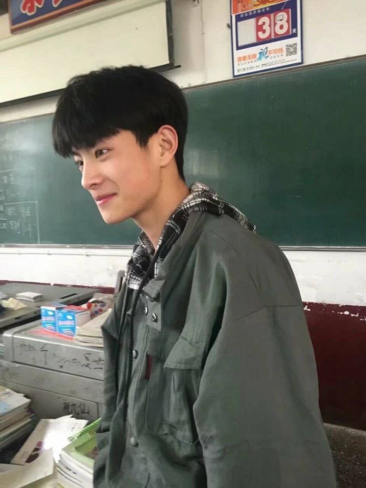 那些学生时代一眼万年的男孩子们