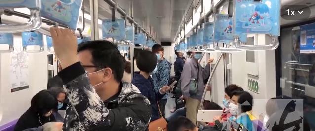 上海地铁又见互殴!这个尴尬很多人都有,你站