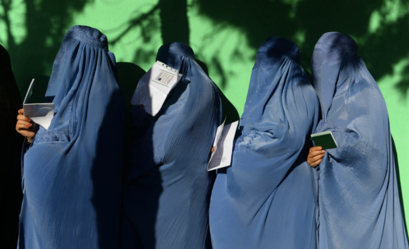 蒙面长袍的阿富汗女性