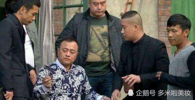 赵本山保镖与李宝敏因停车发生冲突,两人互较高下,赵本山出面才解决