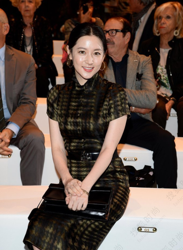 50岁李英爱越看越美,穿旗袍裙满身贵妇气质,不愧是氧气美女