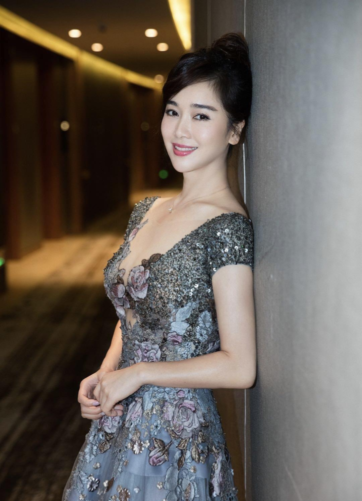 左小青的气质是中国美女少见的,穿刺绣连衣裙,优雅又高级