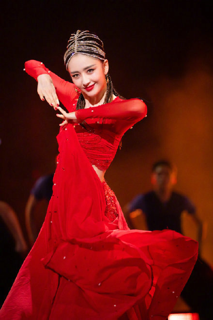 绝美!佟丽娅穿烈焰红纱裙 跳民族舞 一颦一笑皆是风情