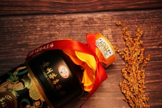 每一瓶匠心酒,在瓶颈处都有茅台集团防伪标识,可通过电话或短信的方式