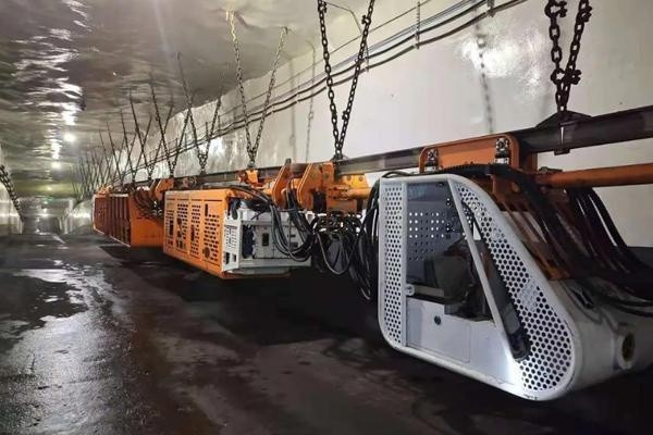 三元煤业国Ⅲ排放单轨吊机车投入使用