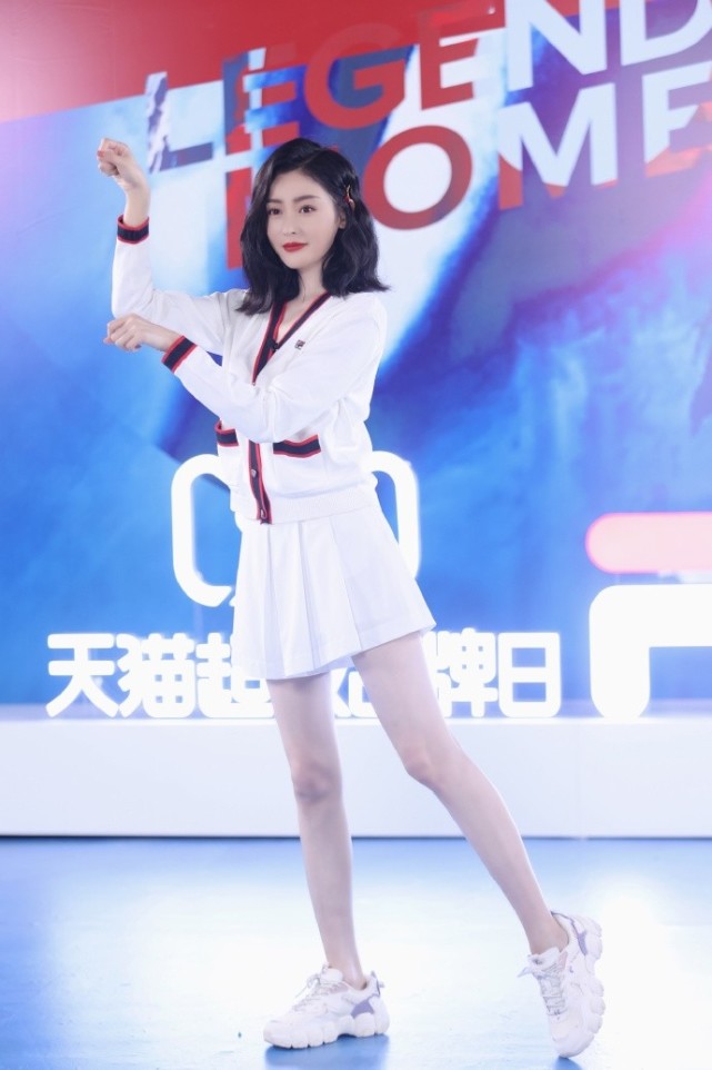 张天爱真会视觉转移,穿百褶裙扮校花腿长抢镜,连胯宽都被忽略了