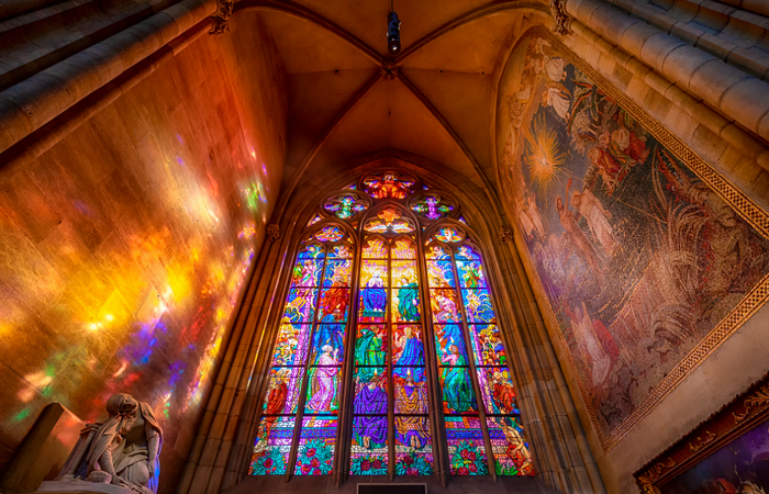 教堂中神圣的彩色玻璃,成为现代的时髦设计元素