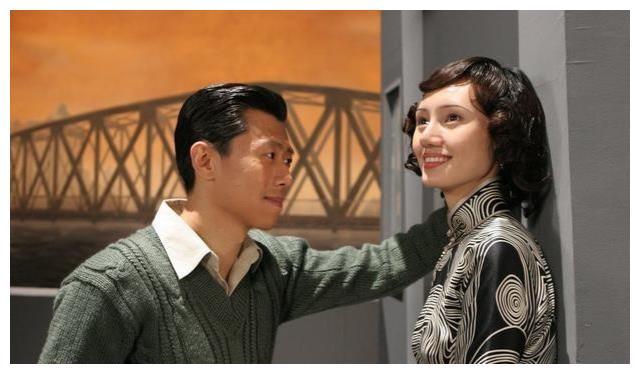 1998年,袁泉出演处女作《春天的狂想》,第二年斩获金鸡奖最佳女配.