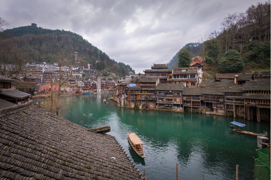 一座位于山水中间的千年古城—凤凰古城