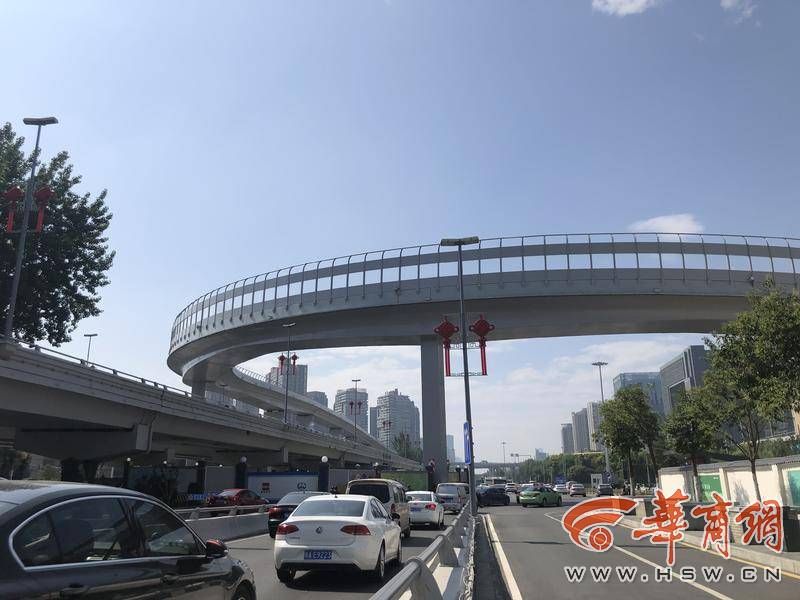 一根立柱横在路中间一座窄桥