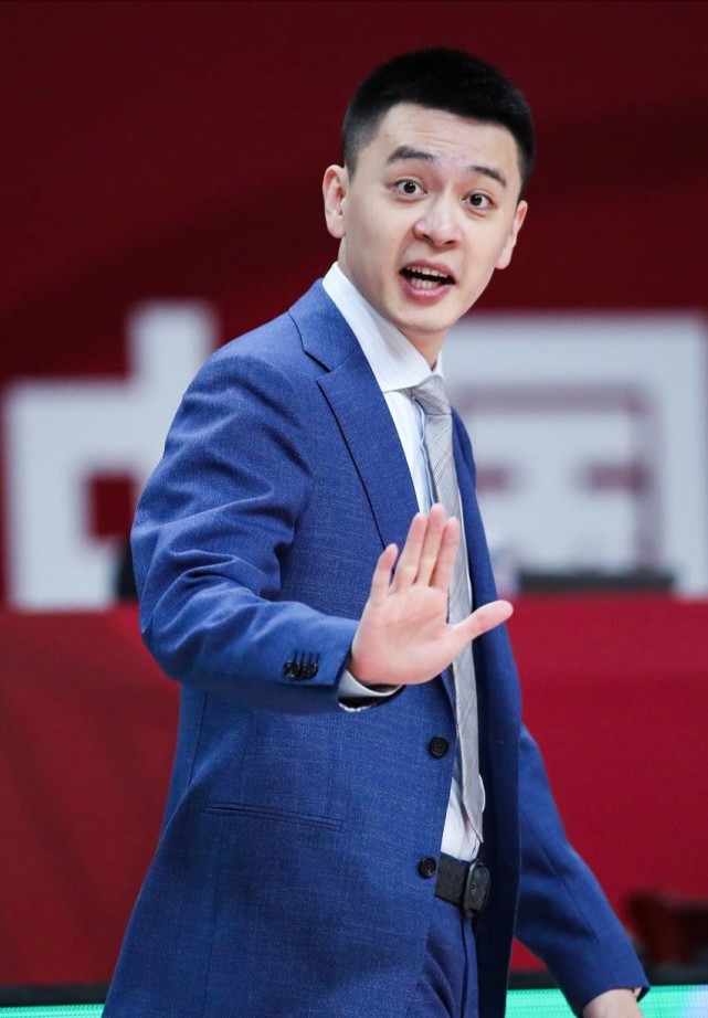 "杨鸣"辽宁男篮主教练杨鸣"辽宁男篮主帅