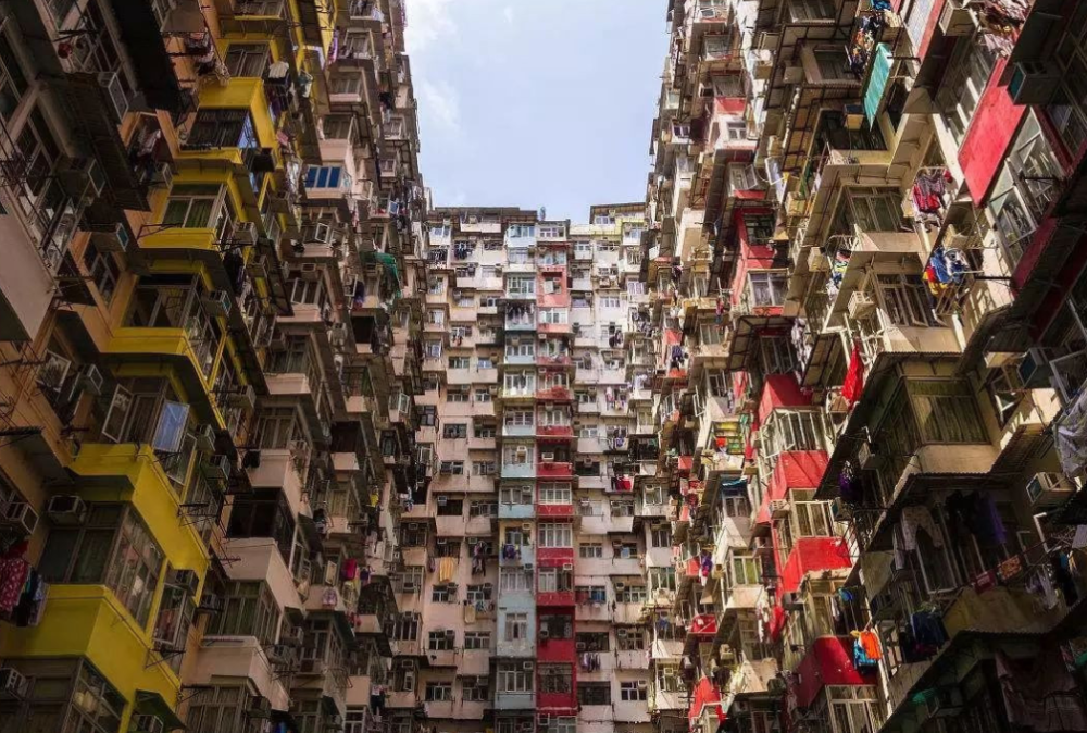 究竟什么是"笼屋"?什么又是"棺材房"呢?看看香港你就知道了