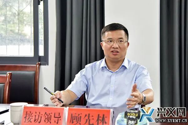 顾先林在市信访局接访群众化解群众心头事兴义融媒