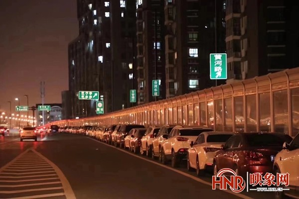 暴雨将至郑州高架桥停满私家车 网友:最靠谱的还是找