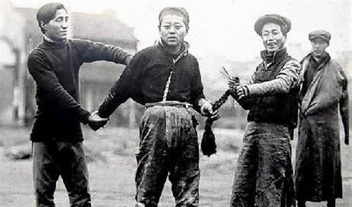 清朝人的辫子有多臭?英国女子:夏天根本不敢靠近,味道