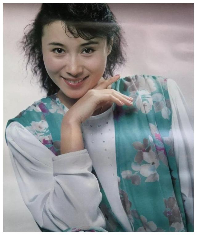 "牧羊女"丁岚:当红移民新加坡,落魄后回国"捞金",今成