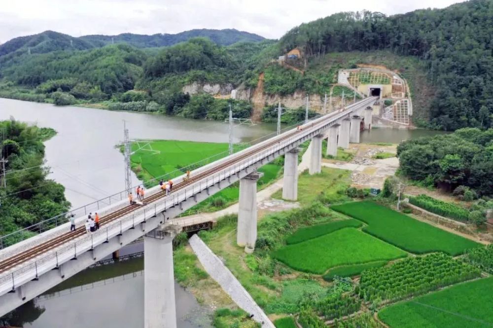 清流,连城,冠豸山等16座车站,其中 清流县,宁化县就是革命老区.