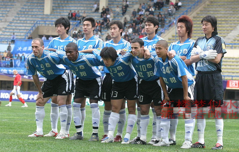 16年前大连实德首发11人合影!这个阵容放到现在的中超能排名第几?
