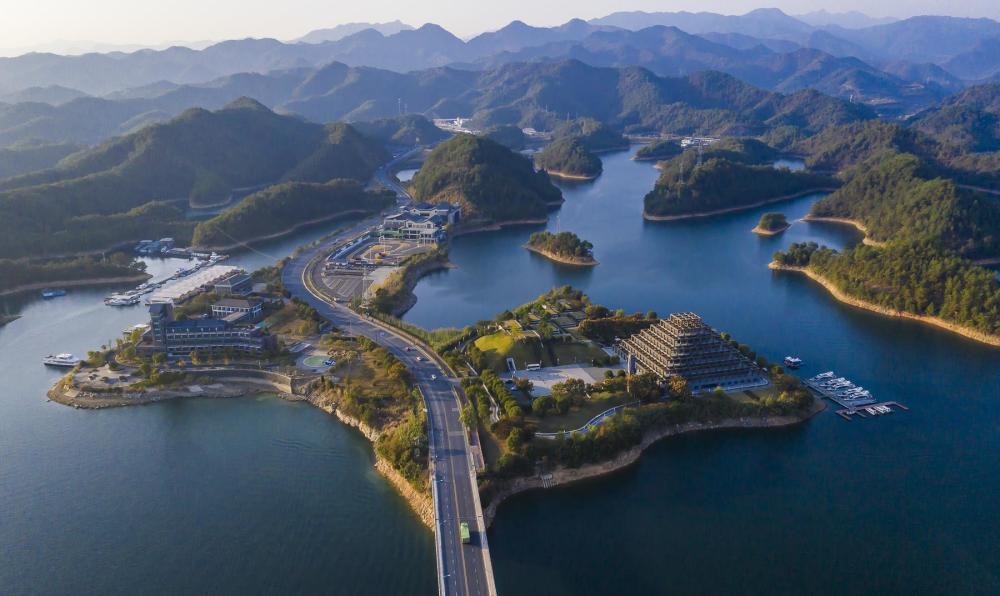 到过千岛湖,但是你肯定喝过千岛湖的水. 嗯,千岛湖的水真的有点甜.