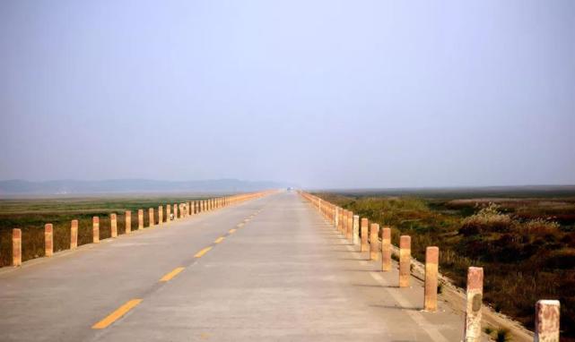 这是一条随着鄱阳湖水位涨退,时现时隐的水上公路.