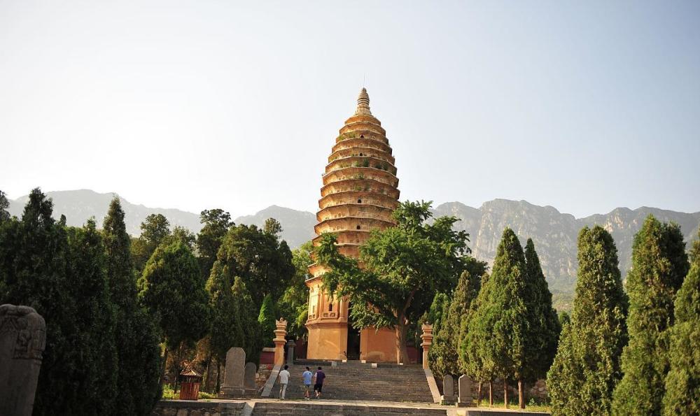 河南登封市"嵩岳寺塔:中国最古老的砖塔
