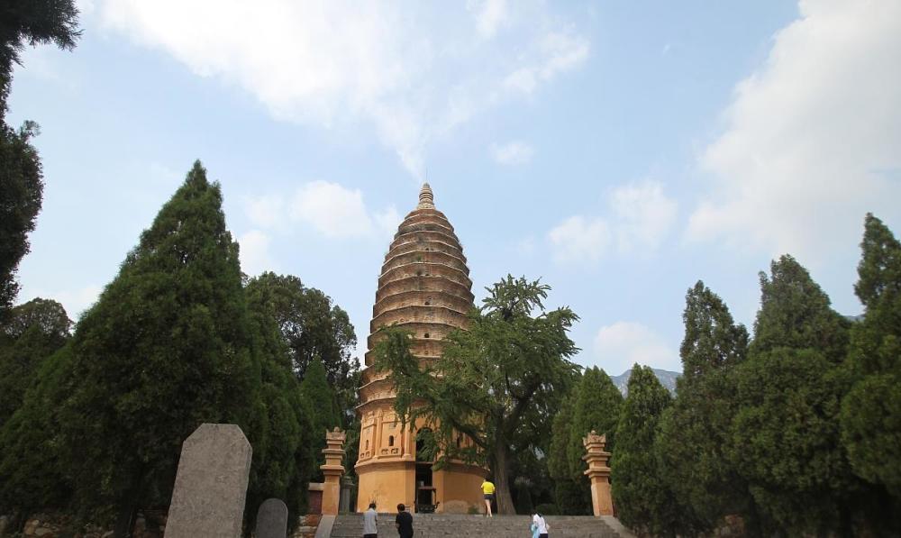 河南登封市"嵩岳寺塔:中国最古老的砖塔