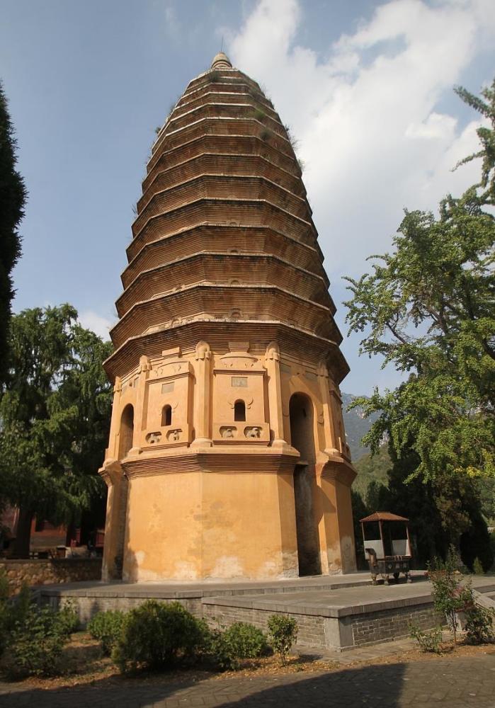 河南登封市"嵩岳寺塔:中国最古老的砖塔