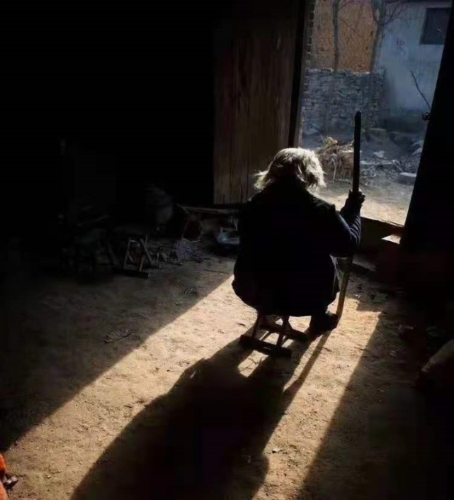 那位老人 常常坐在堂屋门前 面朝孤独的太阳 望穿