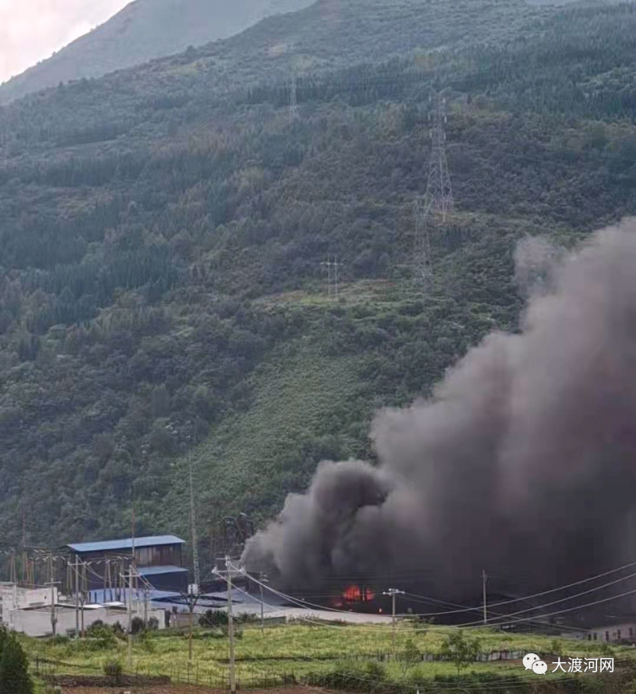 突发雅安石棉某厂房发生火灾消防官兵奋力灭火中
