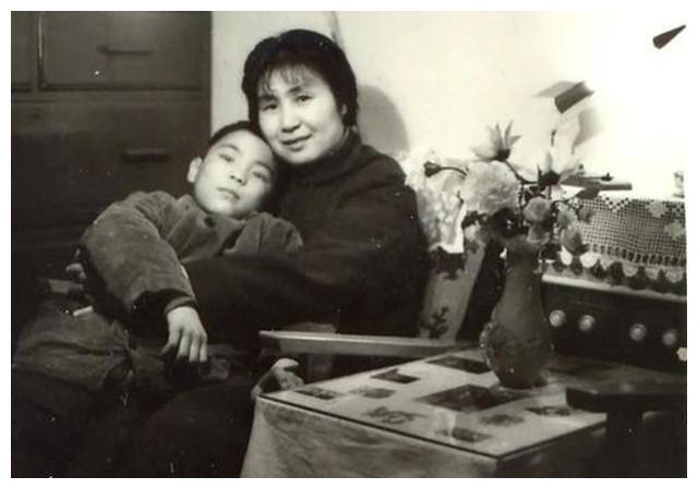 她是老一辈歌唱家,经历两次婚姻,生下屠洪刚,母子不和