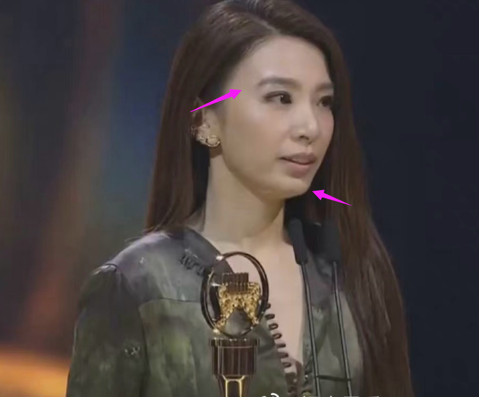 田馥甄获32届金曲奖,碎花长裙气质冷清,五官发福显老撞脸李子柒
