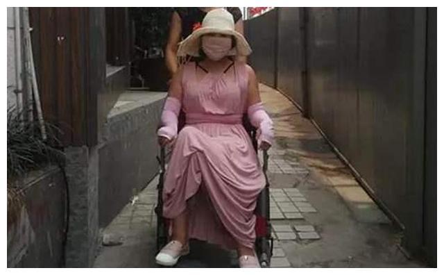 花400多万做200次整容手术的"红粉宝宝",现状让令人