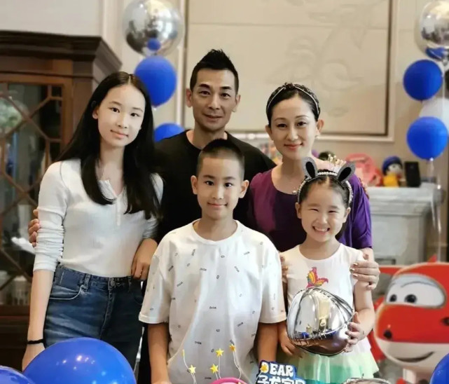赵文卓的老婆张丹露也是一名演员,曾在《东北一家人》里面饰演"牛小铃