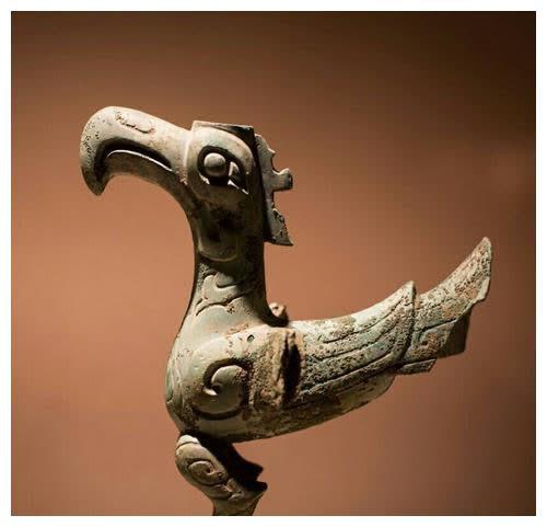 三星堆的未解之谜,出土"鸮"形饰物,难道与中原商文化