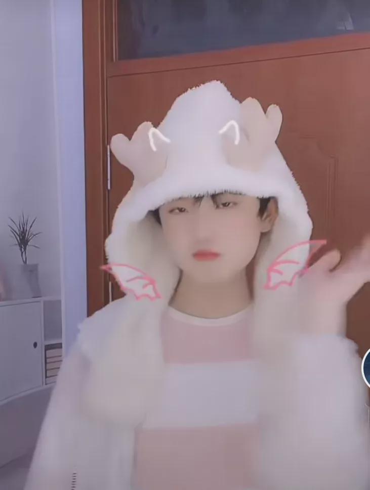 网红风小逸卖萌太嗲惹群嘲,摸喉结自证男儿身,被调侃委屈你了